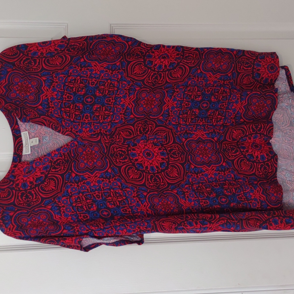 Short sleeve v neck blouse in size XL.